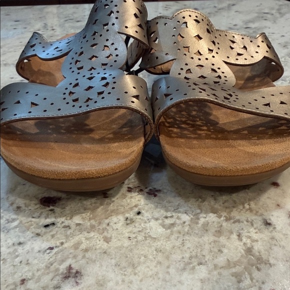 Easy Spirit Women's Leather Sandals in Metallic Bronze - Picture 4 of 8